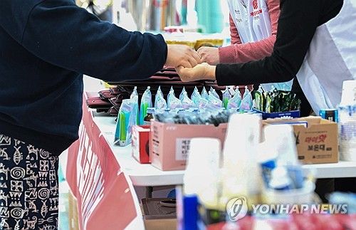 손 맞잡는 자원봉사자와 유가족