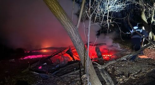 천안 봉서산 중턱에서 발생한 산불 진화하는 경찰