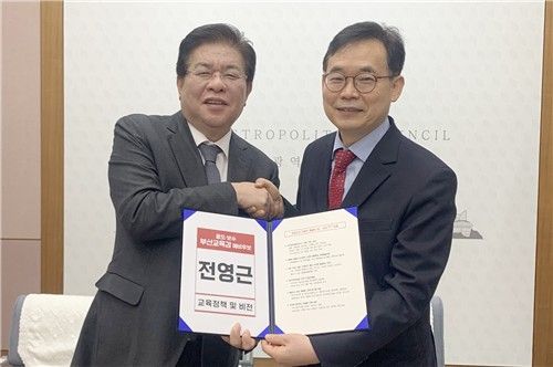 안성민 부산시의회 의장(왼쪽)과 전영근 부산교육감 예비후보