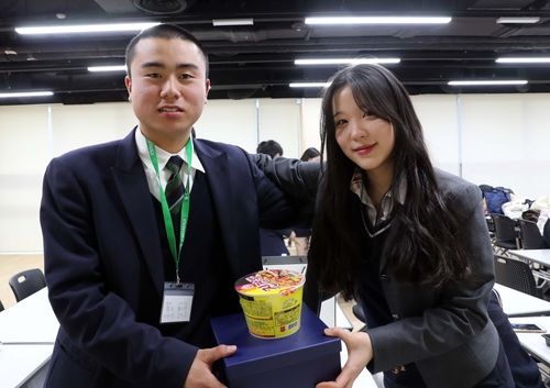 선물 교환하는 한일 고교생들