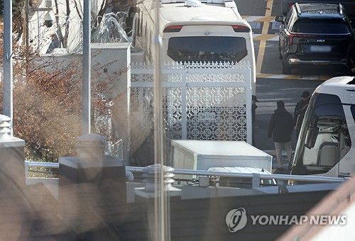 차량 통행 위해 열린 대통령 관저 정문