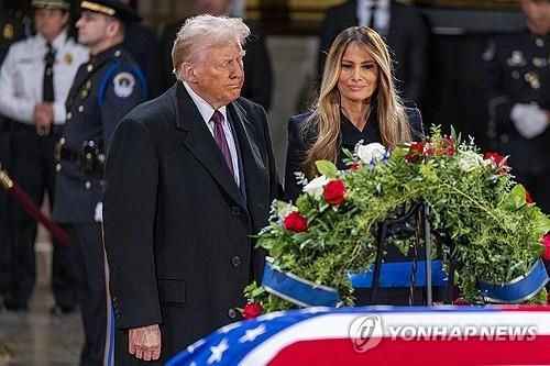 지미 카터 전 미국 대통령 조문하는 트럼프 대통령 당선인