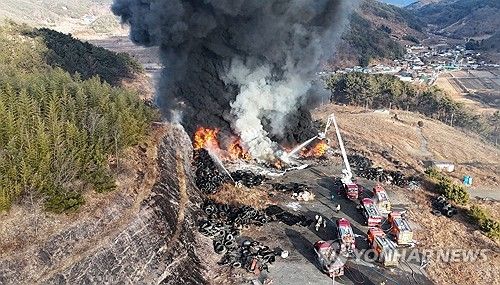 사천 폐타이어 공장 불…치솟는 연기