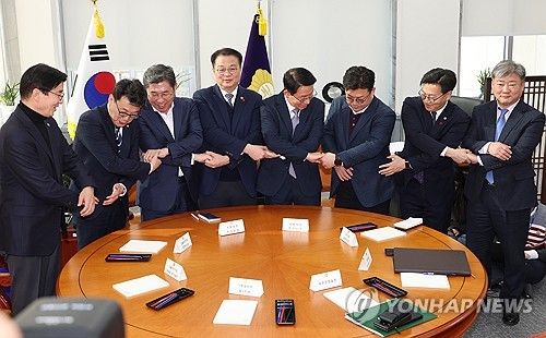 원탁에서 열린 국정협의체 실무협의