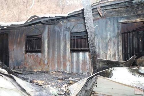 전기 난방기기에서 시작된 화재로 타버린 컨테이너 주택