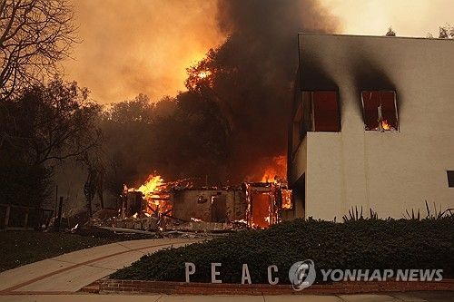 8일(현지시간) 불타는 미국 로스앤젤레스 퍼시픽 팰리세이즈 저택 