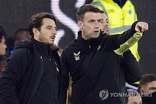 임시 공동 사령탑을 맡은 레이턴 베인스(왼쪽)와 세이머스 콜먼