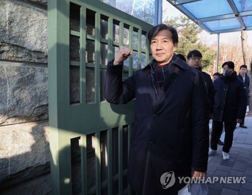 조국 "정권교체에 전력투구, 정권유지 막아야"…서울구치소 수감