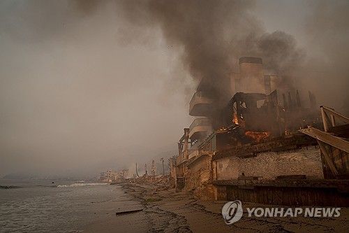 LA 퍼시픽 팰리세이즈 해변에서 불타고 있는 주택들