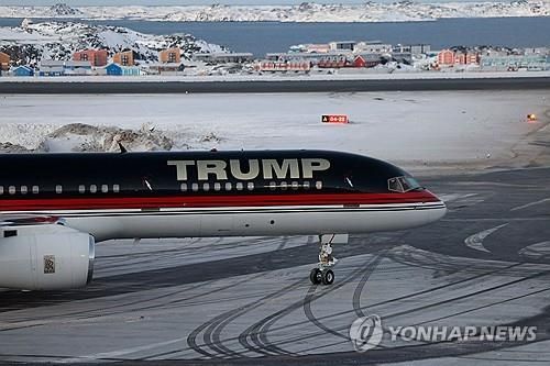 도널트 트럼프 주니어가 탄 전용기가 7일(현지시간) 그린란드 수도에 도착하는 모습