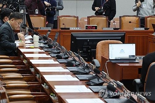 여당 불참한 운영위...대통령실도 전원 불출석