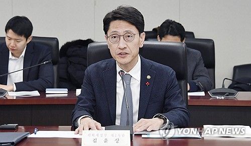 발언하는 김윤상 차관