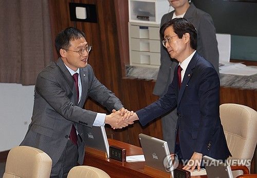 악수하며 대화 나누는 조경태-김상욱 의원