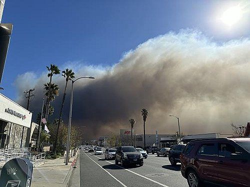 산불 연기로 뒤덮인 LA 라크레센타의 하늘