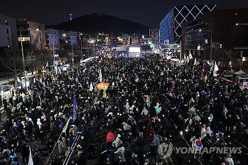 관저 앞에서 열린 윤석열 대통령 체포 촉구 집회