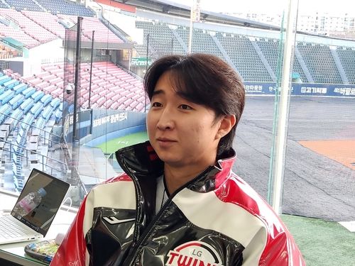 인터뷰하는 최채흥