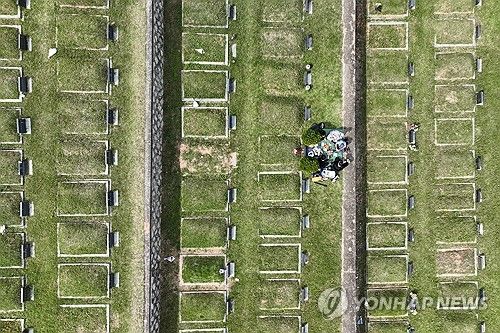 용미리 묘지에서 성묘하는 시민들