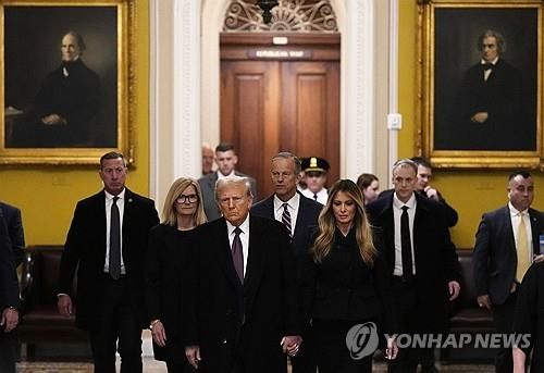 미 의회 의사당 방문한 트럼프 대통령 당선인