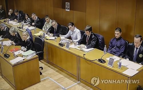 스페인 성소수자 루이스 살인사건 재판 모습