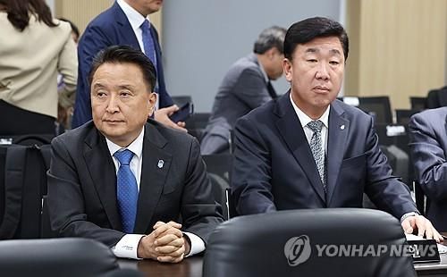 오송참사 관련 증인 출석한 김영환 충북지사(왼쪽)와 이범석 청주시장