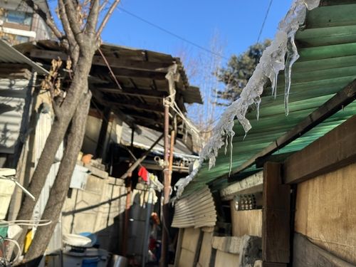 강원 춘천의 유일한 판자촌 후평동 '돼지골'에 고드름이 주렁주렁 달린 모습