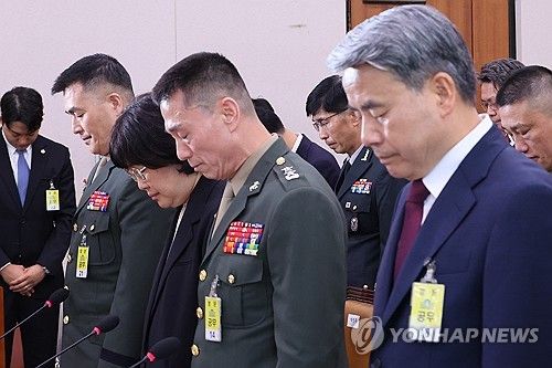 채해병 추모 묵념하는 증인들