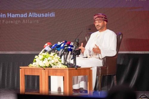 역내 평화에 대해 발언하는 오만 외무장관