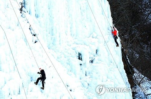 혹한에도 빙벽 등반 훈련하는 구조대원들