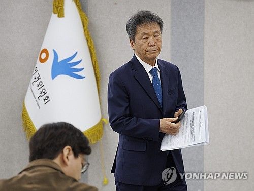 비상계엄 관련 입장문 발표 마친 김용원 인권위 상임위원