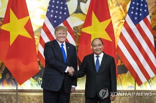 베트남 총리와 악수하는 트럼프 대통령