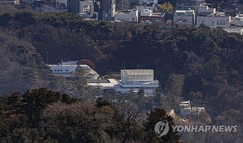 현직 대통령 첫 체포영장, 침묵 속 대통령 관저
