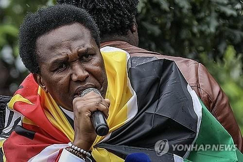 2개월 만에 귀국한 모잠비크 대선 2위 후보 베난시우 몬들라느