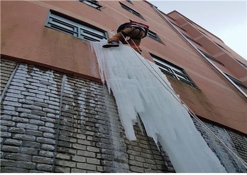 고드름 안전조치하는 소방관