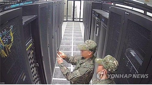 CCTV에 기록된 계엄군의 선관위 시스템서버 촬영 모습