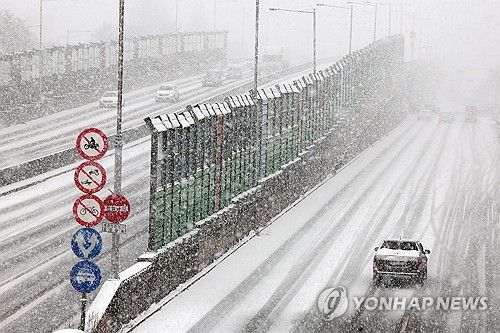 폭설 내리는 도로
