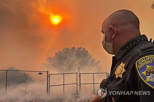 산불 연기에 뒤덮인 로스앤젤레스(LA)