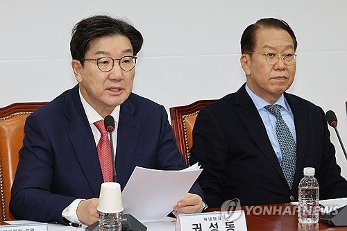 발언하는 권성동 원내대표