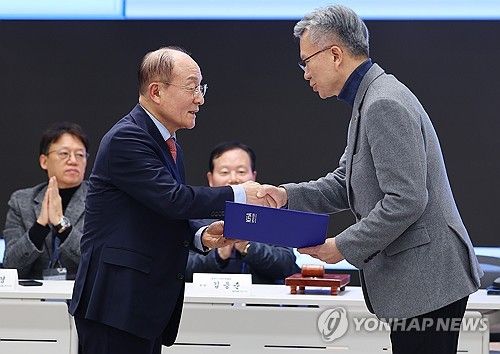 당선증 받는 신임 김택우 대한의사협회장