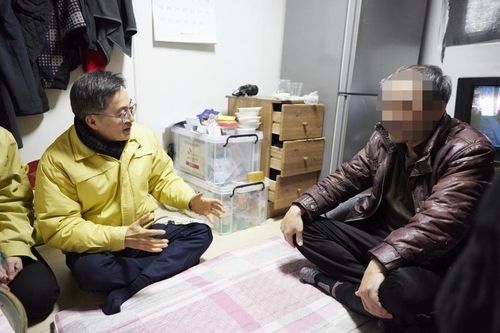 수원 쪽방촌서 주민과 대화 중인 김동연 경기도지사