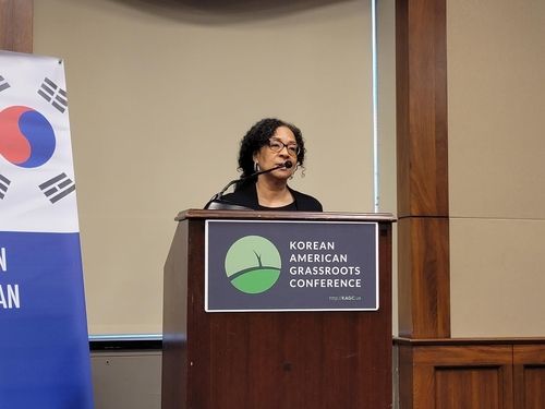 인사말 하는 한국계 스트리클런드 하원의원