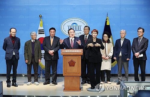 기자회견 하는 정대철 대한민국헌정회장