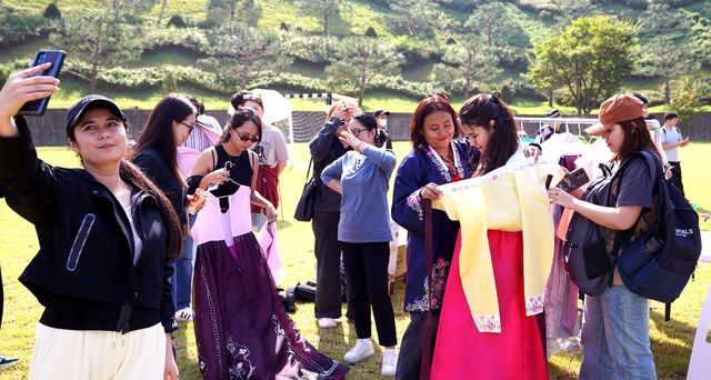 한복 입어보는 유학생들