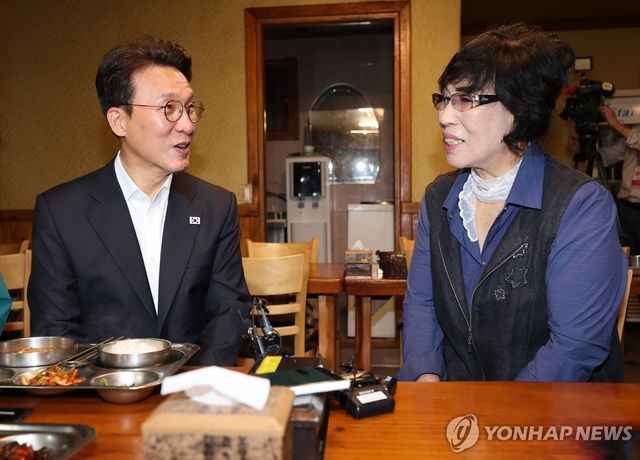 식당 주인과 대화하는 김민석 총리