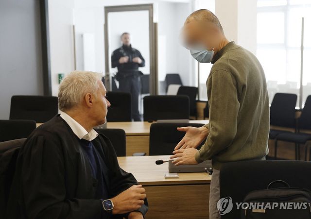 법정 출석한 중국 스파이 지안 궈(오른쪽)
