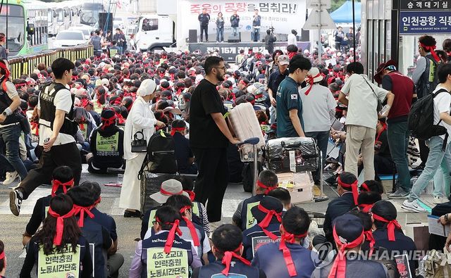 총파업 대회 속 외국인 관광객