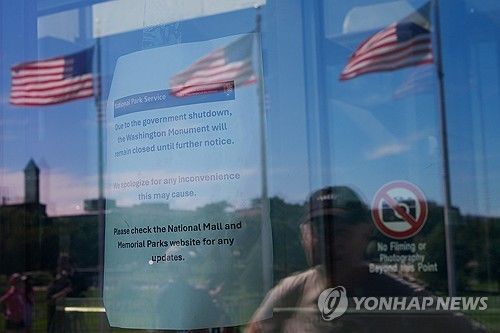 美 연방정부 셧다운에 문 닫은 워싱턴기념탑 