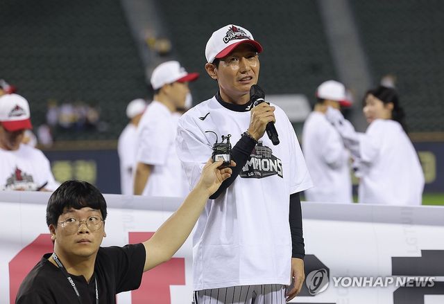 우승 소감 밝히는 염경엽 감독