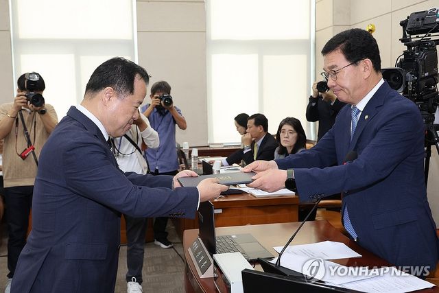 선서문 제출하는 위철환 중앙선거관리위원 후보자