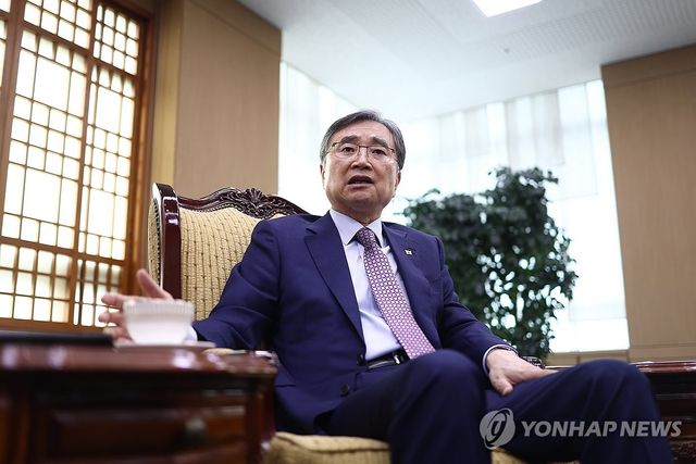 인터뷰하는 조현 장관