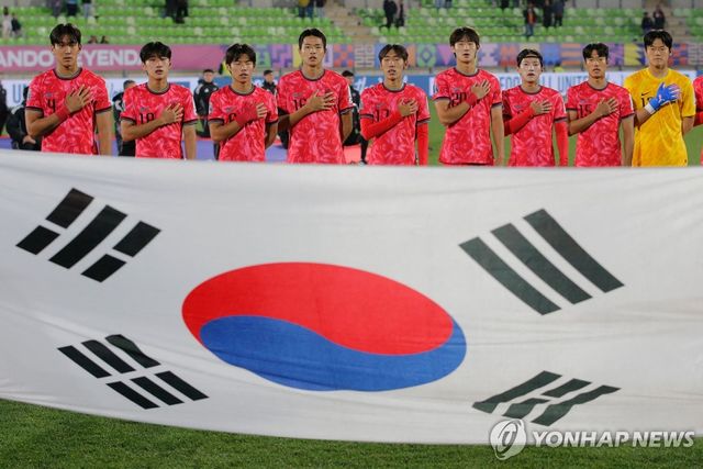 애국가 부르는 한국 선수들